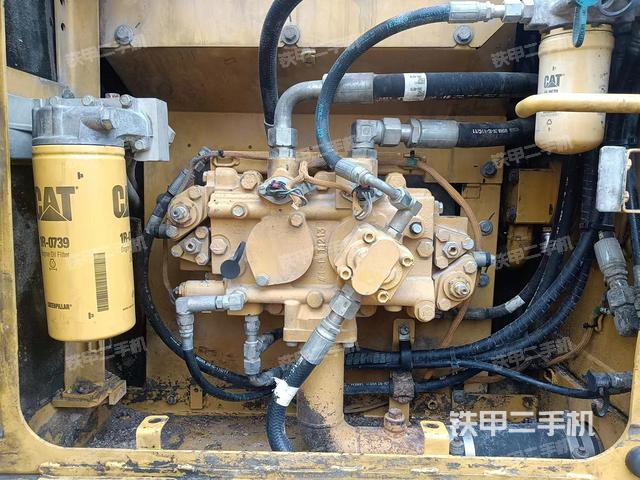 液压泵舱室正面整体（整机外观）