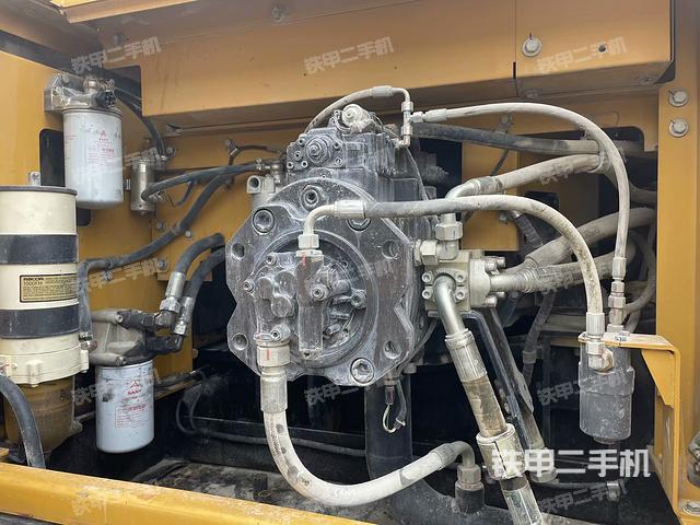 液压泵舱室正面整体（整机外观）