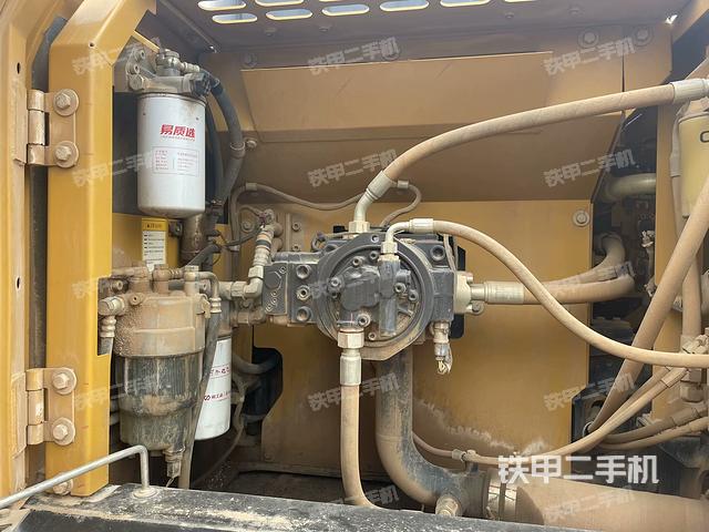 液压泵舱室正面整体（整机外观）