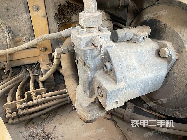 液压泵舱室正面整体（整机外观）