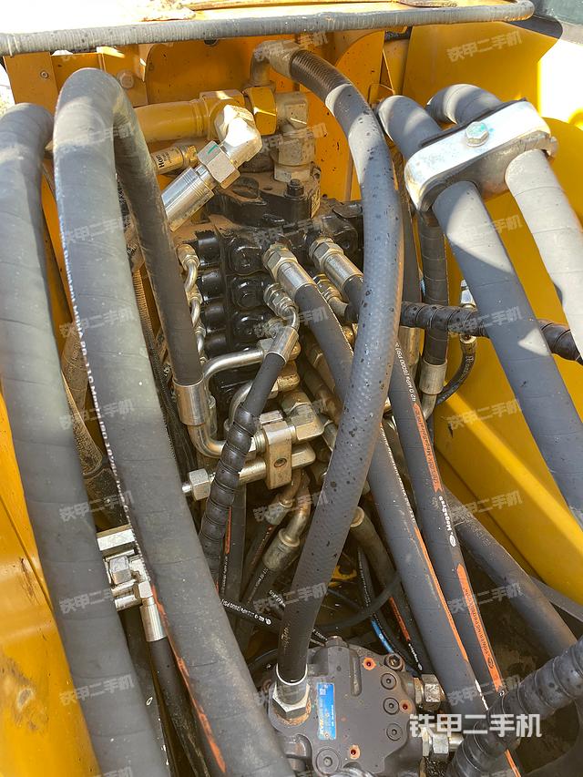 回转马达和主控阀（整机外观）