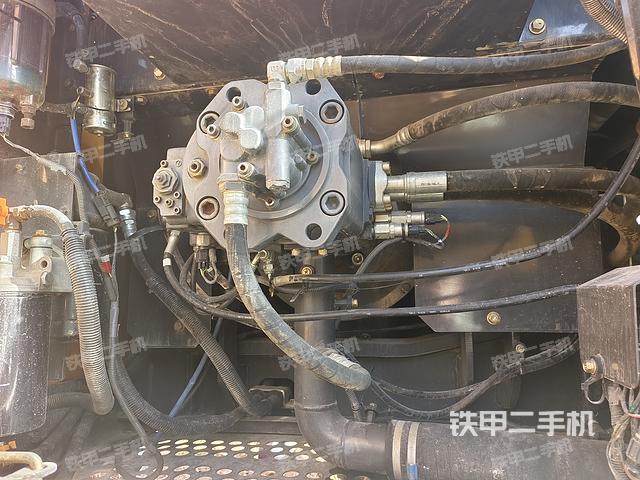 液压泵舱室正面整体（整机外观）