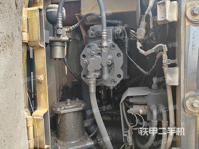 液压泵舱室正面整体（整机外观）