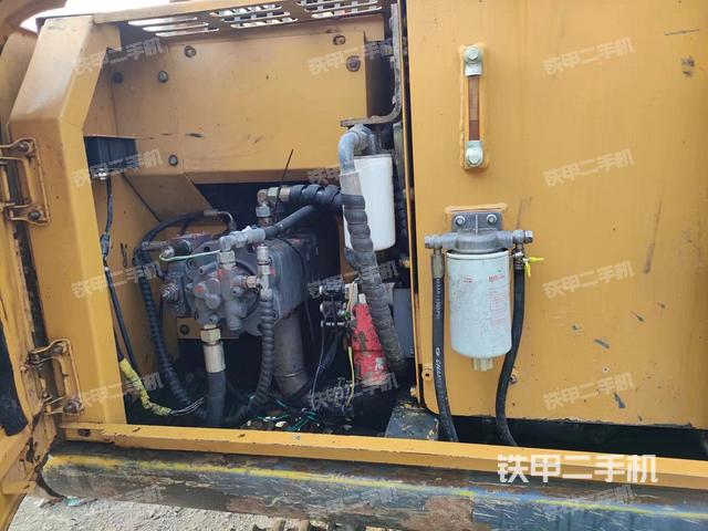 液压泵舱室正面整体（整机外观）