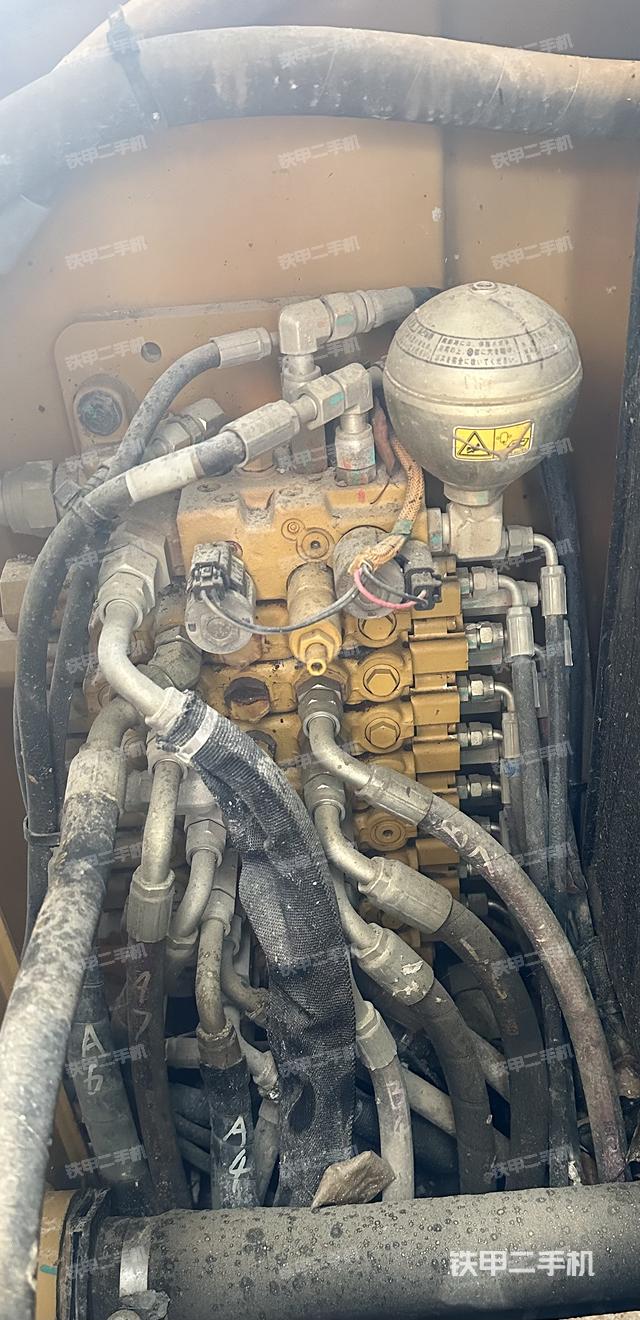 回转马达和主控阀（整机外观）