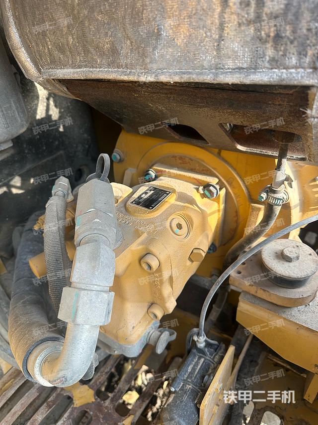 液压泵舱室正面整体（整机外观）