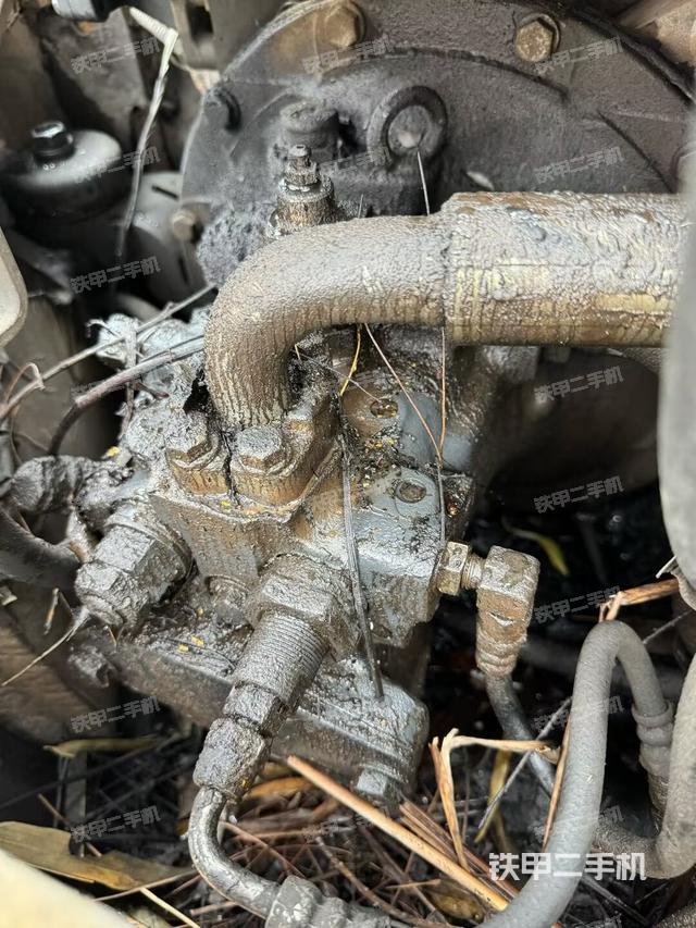 液压泵舱室正面整体（整机外观）