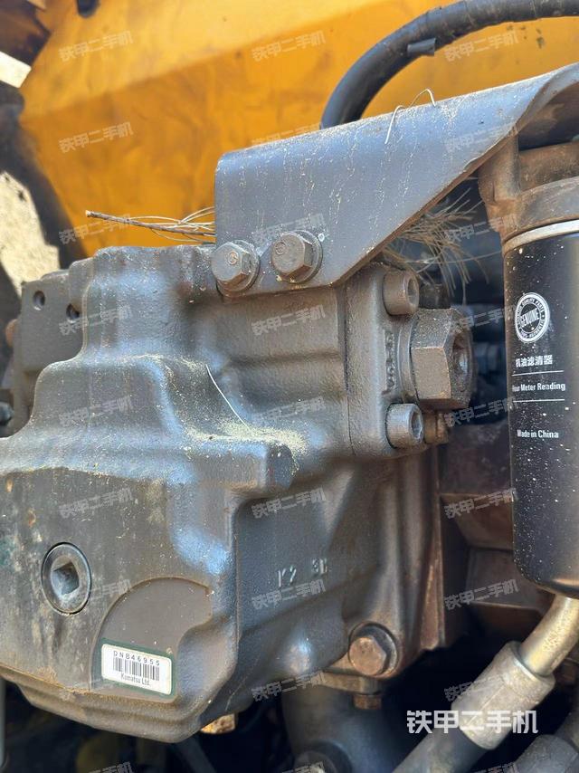 液压泵舱室正面整体（整机外观）