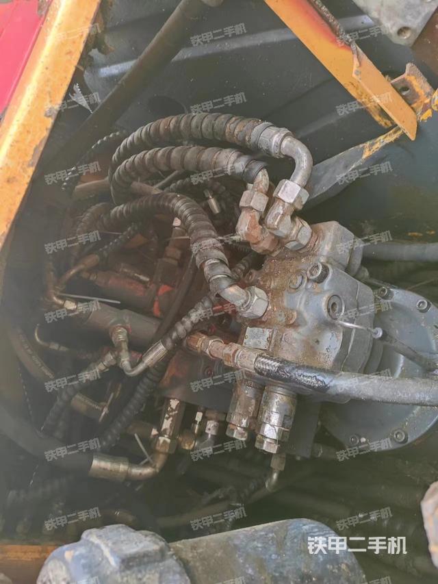 回转马达和主控阀（整机外观）