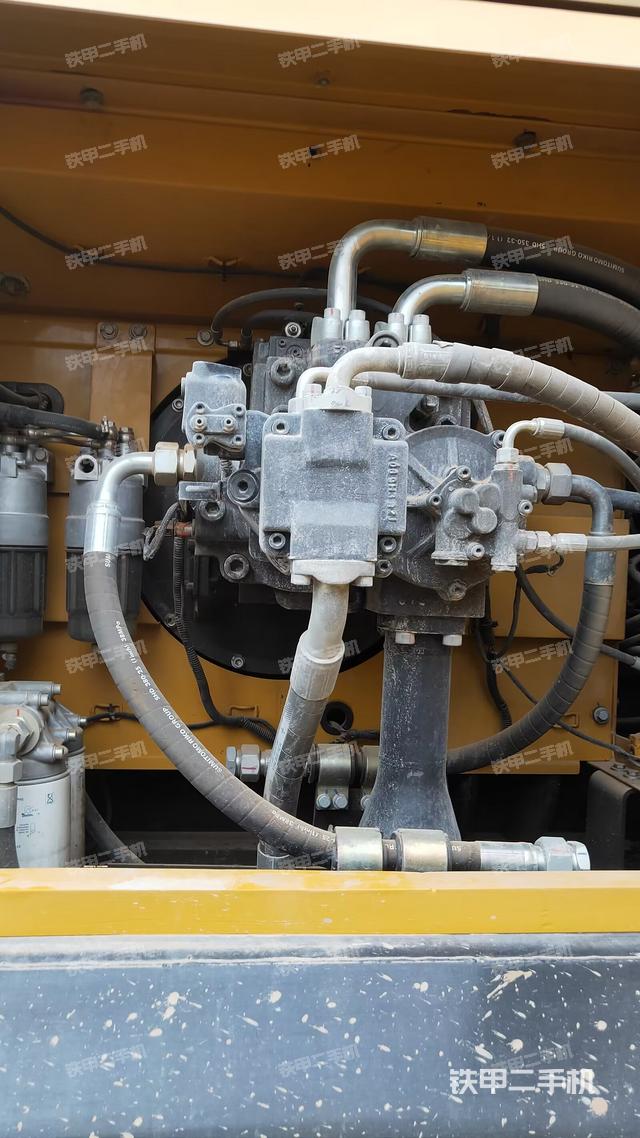 液压泵舱室正面整体（整机外观）