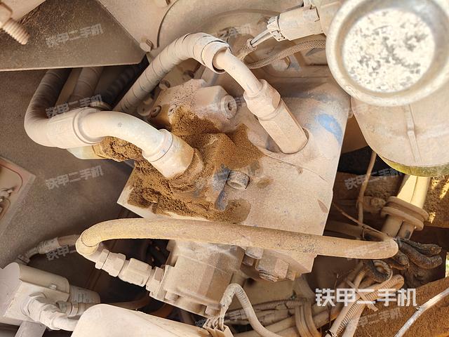 液压泵舱室正面整体（整机外观）