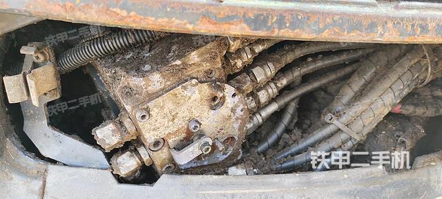 回转马达和主控阀（整机外观）