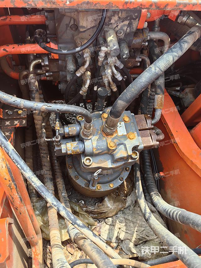 回转马达和主控阀（整机外观）