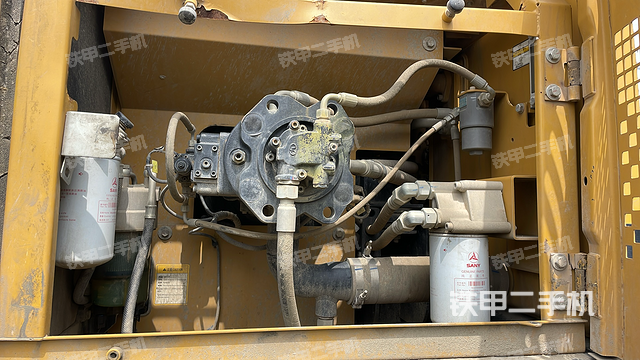 液压泵舱室正面整体（整机外观）