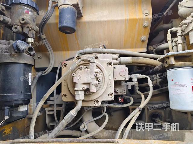 液压泵舱室正面整体（整机外观）