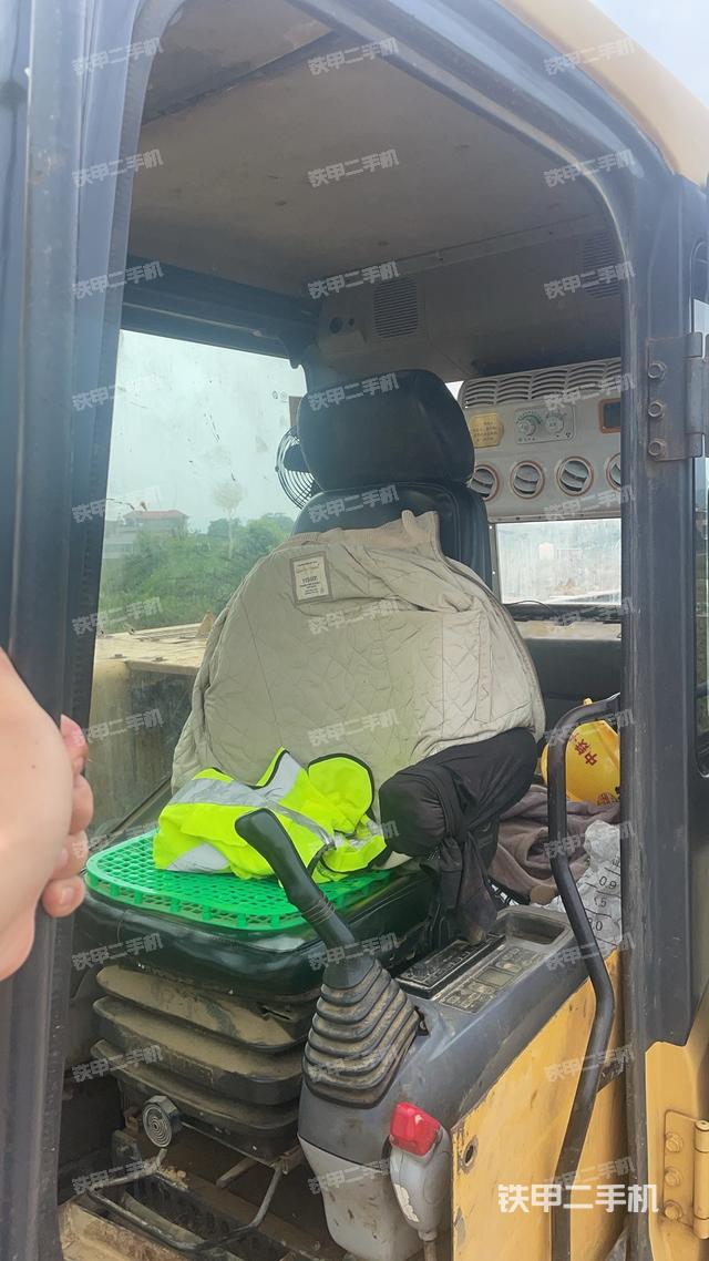 驾驶室顶部（整机外观）