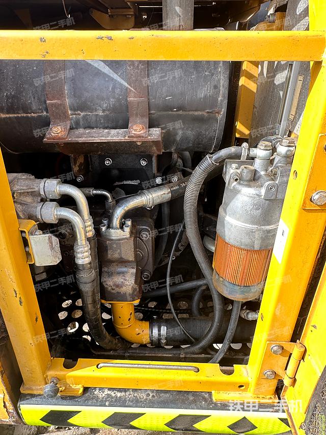 液压泵舱室正面整体（整机外观）