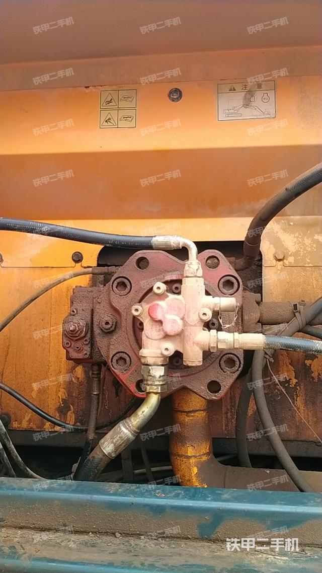 液压泵舱室正面整体（整机外观）