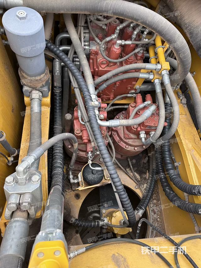 液压泵舱室正面整体（整机外观）