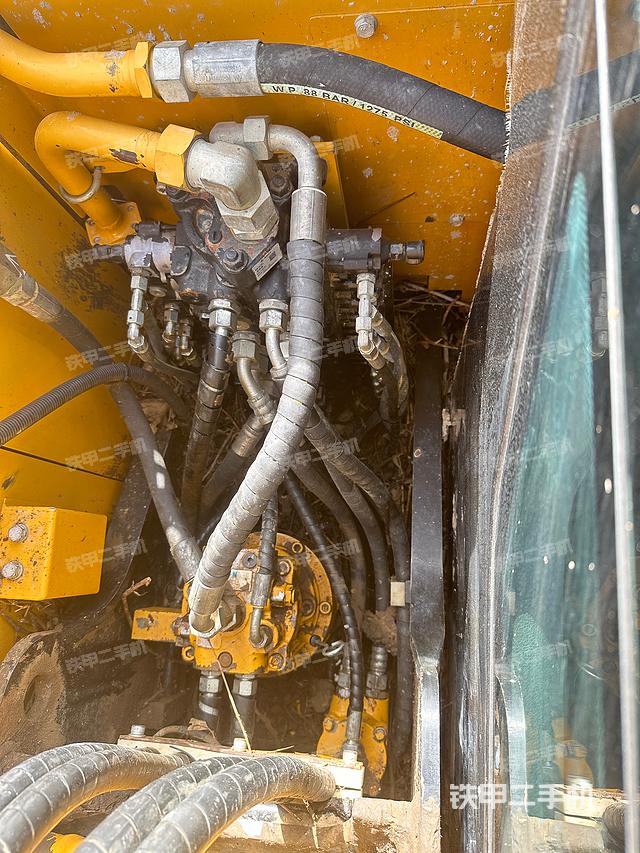 回转马达和主控阀（整机外观）