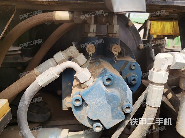 液压泵舱室正面整体（整机外观）