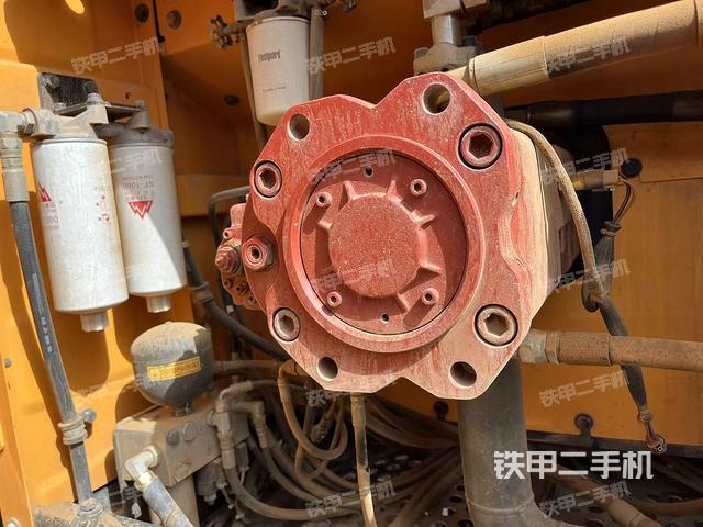 液压泵舱室正面整体（整机外观）