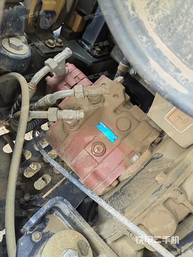 液压泵舱室正面整体（整机外观）