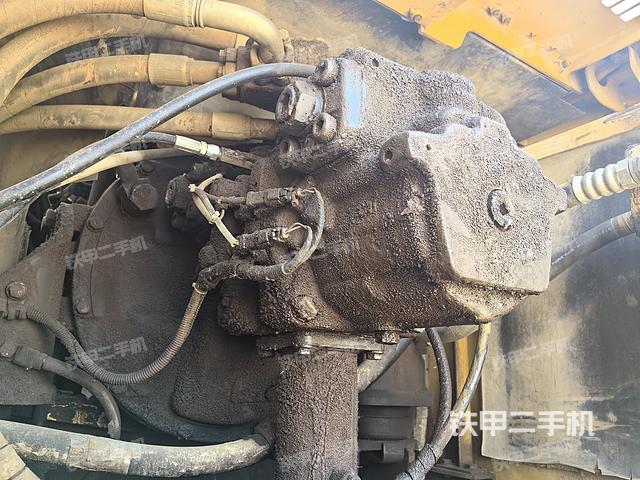 液压泵舱室正面整体（整机外观）