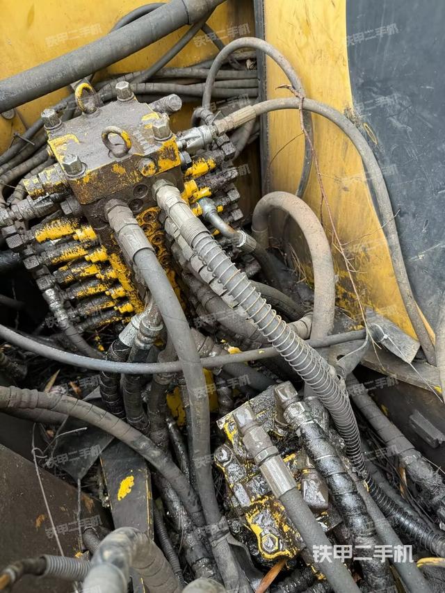 回转马达和主控阀（整机外观）