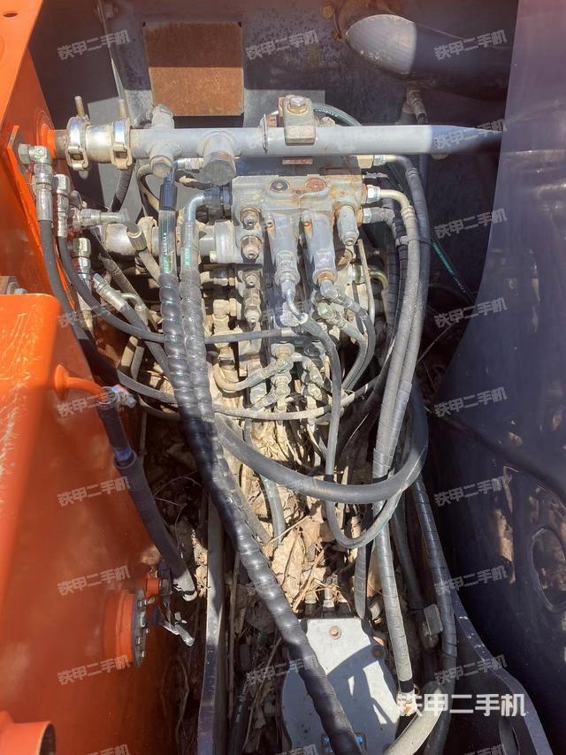 回转马达和主控阀（整机外观）