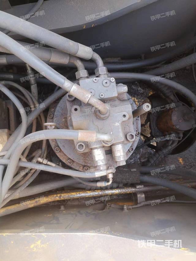 回转马达和主控阀（整机外观）