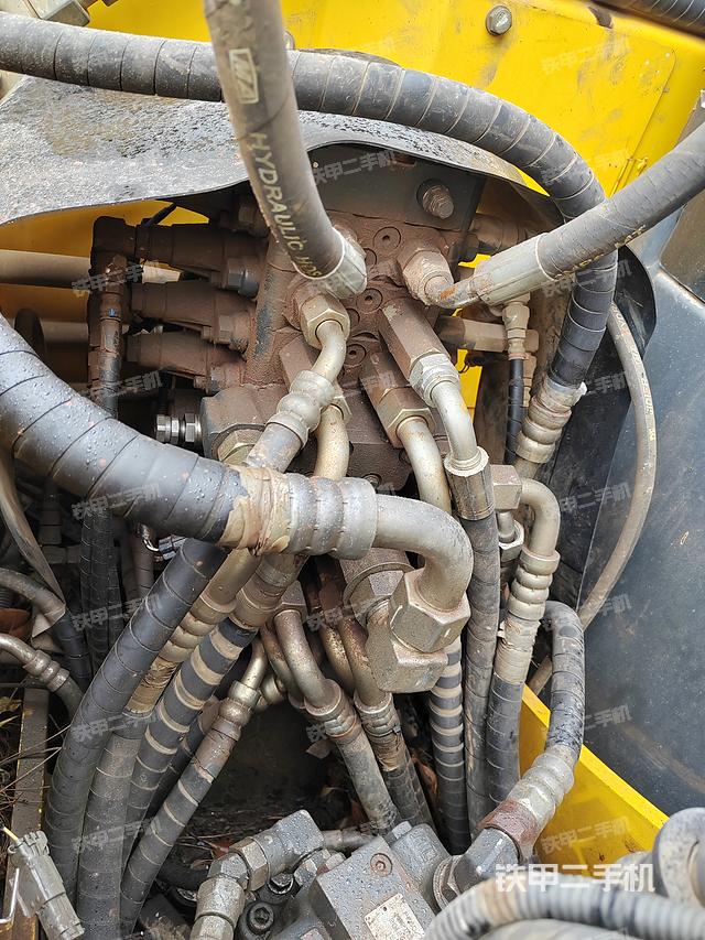 回转马达和主控阀（整机外观）