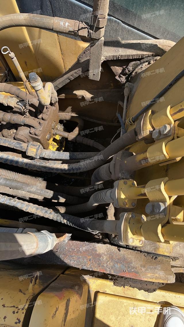 回转马达和主控阀（整机外观）