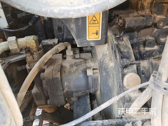 液压泵舱室正面整体（整机外观）