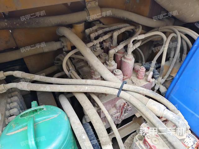 回转马达和主控阀（整机外观）