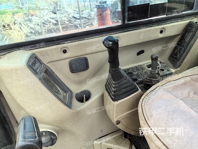 驾驶室顶部（整机外观）