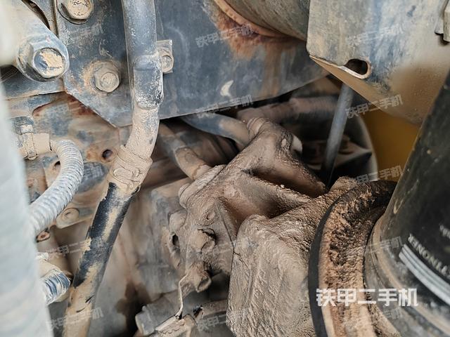 液压泵舱室正面整体（整机外观）