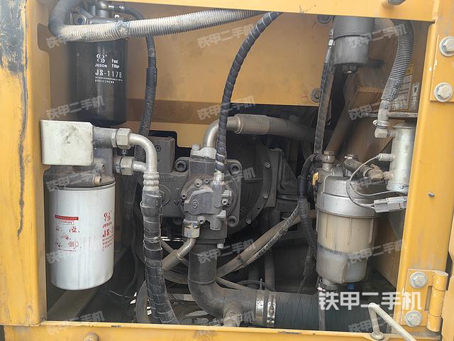 液压泵舱室正面整体（整机外观）