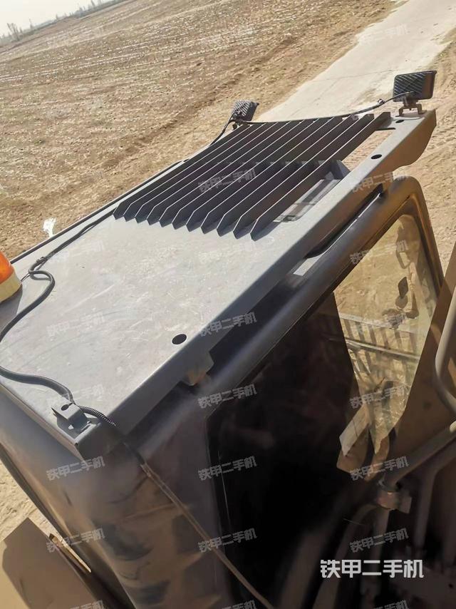 驾驶室顶部（整机外观）