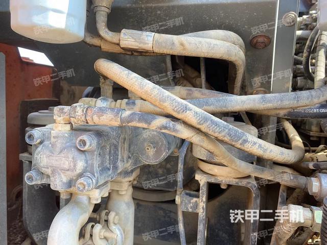 液压泵舱室正面整体（整机外观）