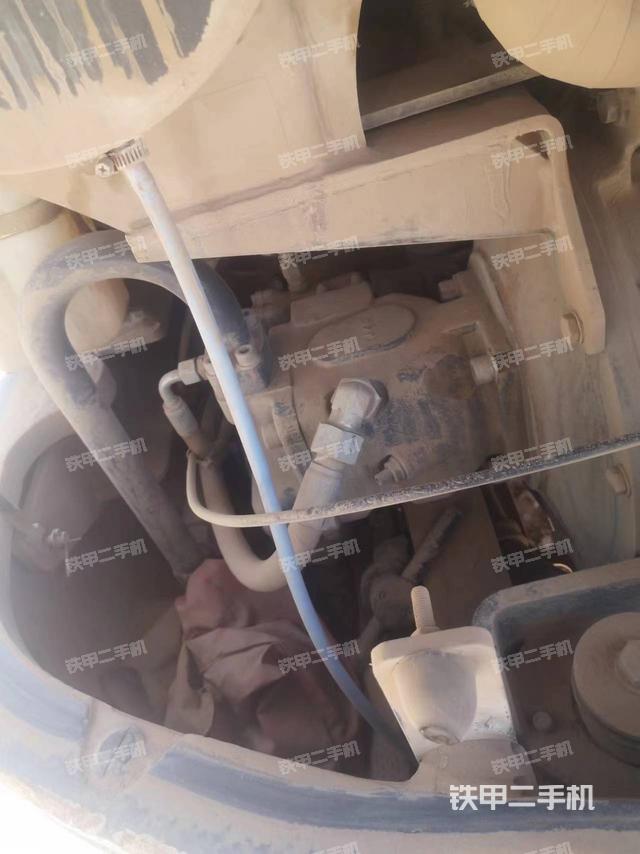 液压泵舱室正面整体（整机外观）