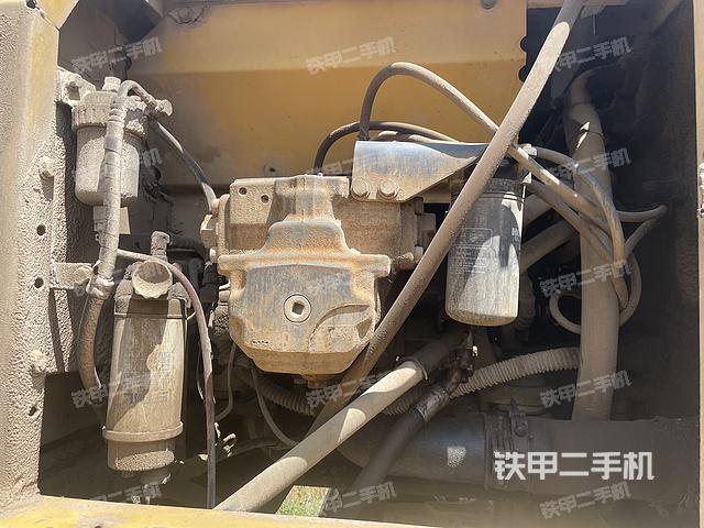 液压泵舱室正面整体（整机外观）