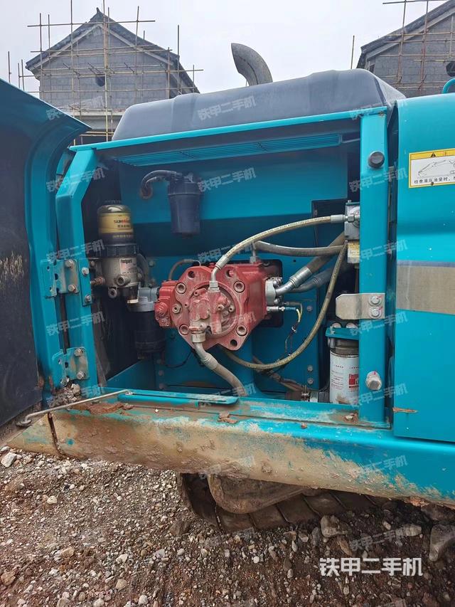 液压泵舱室正面整体（整机外观）