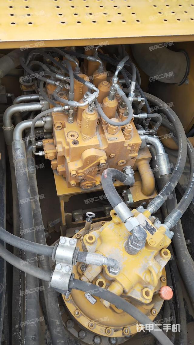 回转马达和主控阀（整机外观）