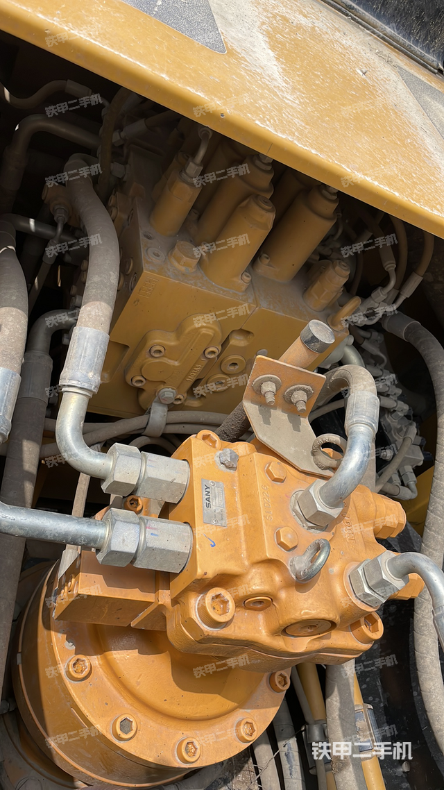 回转马达和主控阀（整机外观）