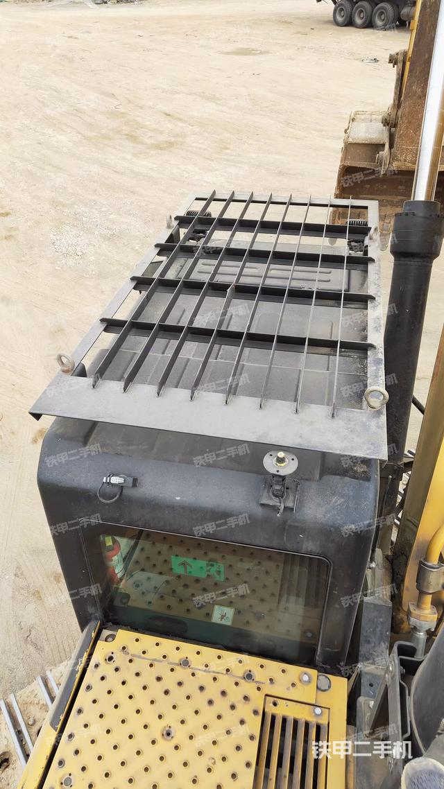 驾驶室顶部（整机外观）