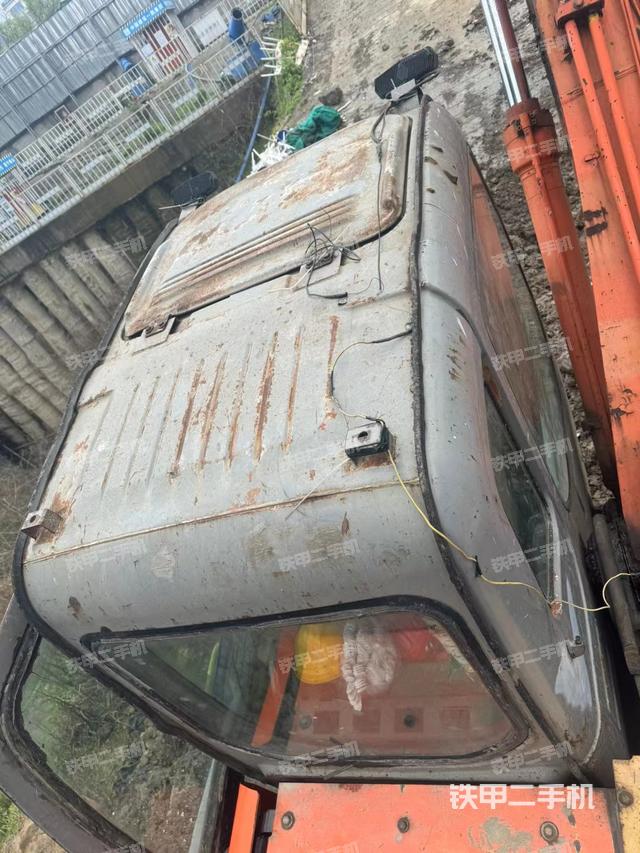 驾驶室顶部（整机外观）