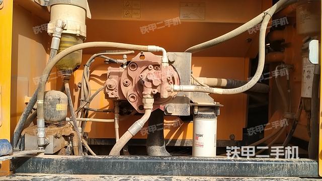 液压泵舱室正面整体（整机外观）