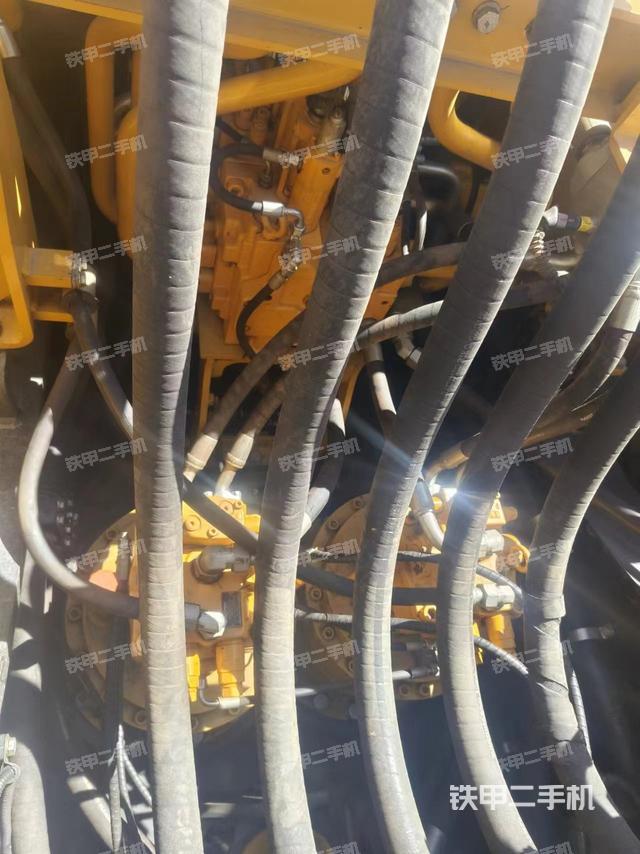 回转马达和主控阀（整机外观）