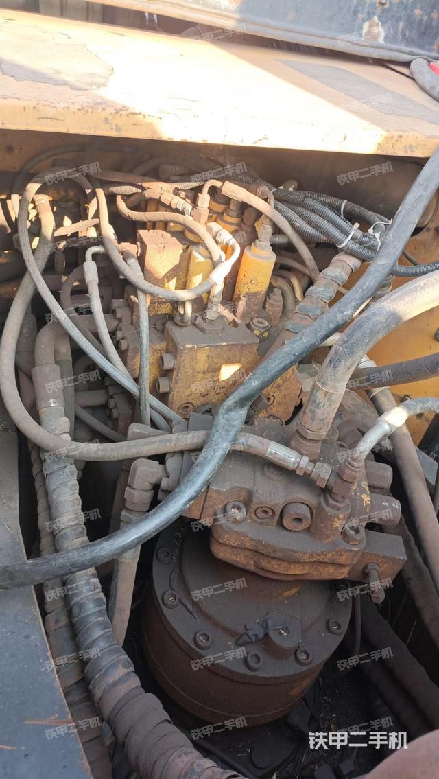 回转马达和主控阀（整机外观）